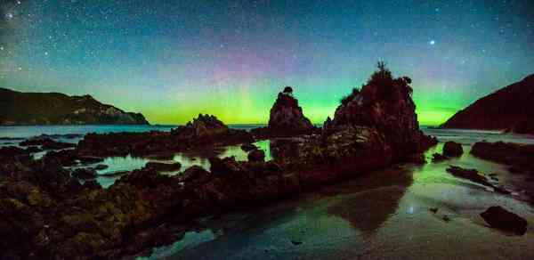 Nam cực quang trên bầu trời Khu bảo tồn Boronia ở Tasmania. Ảnh: Posnov/Getty Images.