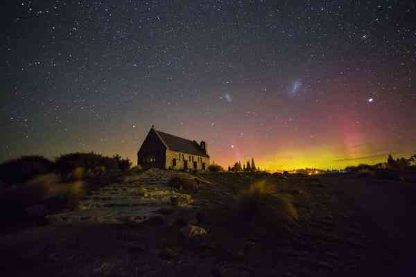 Cực quang vàng tím cùng bầu trời sao lung linh ở Hồ Tekapo, New Zealand. Ảnh: Rasdi Abdul Rahman/Getty Images.