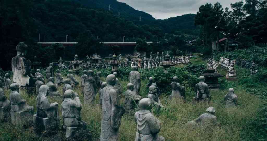 this abandoned park in japan is filled with 800 creepy statues10