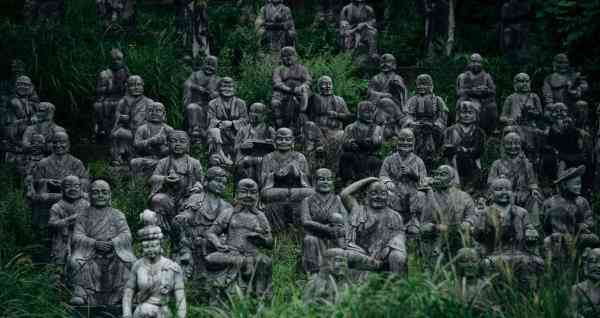 this abandoned park in japan is filled with 800 creepy statues2