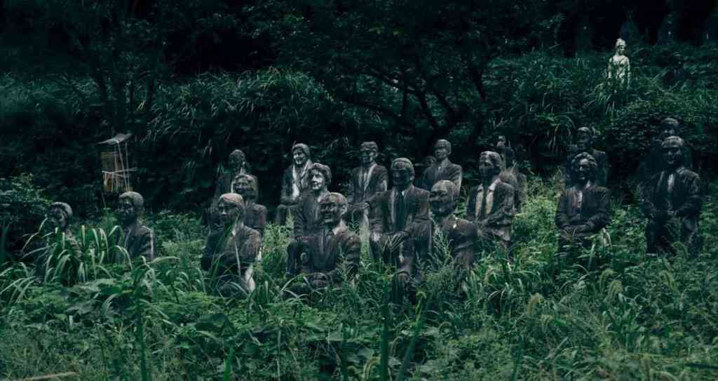 this abandoned park in japan is filled with 800 creepy statues9