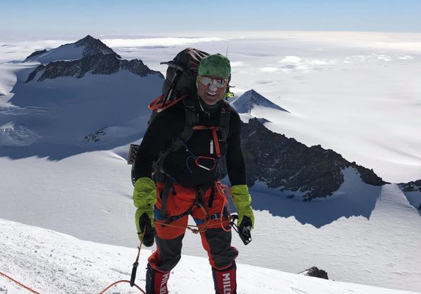 Người chinh phục Everest không may qua đời vì... tắc đường trên đỉnh núi