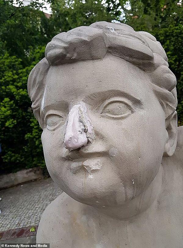 Người mẫu Instagram dùng búa đập vỡ bức tượng 200 tuổi chỉ để câu like