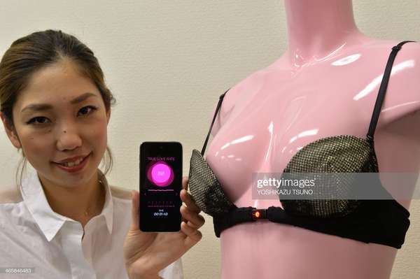 Nhật phát minh áo ngực thông minh chỉ mở bung nút khóa khi chị em gặp đúng crush