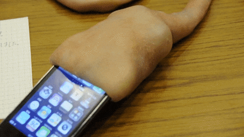 Bộ sạc iPhone mô phỏng... dây rốn, có thể cựa quậy y như sinh vật sống