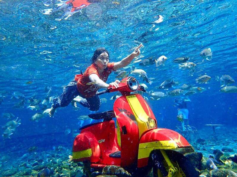 Vũng ao làng kỳ lạ ở Indonesia trở thành địa điểm nổi tiếng để chụp ảnh dưới nước