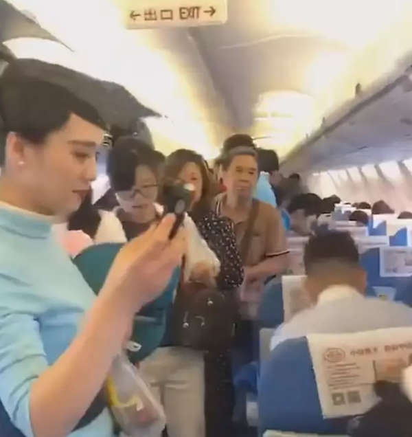 Nữ hành khách Trung Quốc mở toang cửa khẩn cấp của máy bay vì muốn hít thở không khí trong lành
