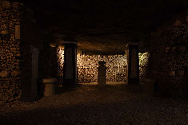 Phía dưới kinh đô ánh sáng Paris là hầm mộ chứa 7 triệu tử thi với nhiều tin đồn ma quái
