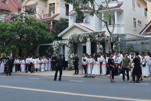 Từ 6h sáng, fan của Đông Nhi đã tập trung trước nhà thần tượng ở khu Trung Sơn, Bình Chánh. Họ xếp hàng trật tự để tiễn thần tượng lên xe hoa. 