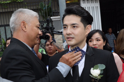 Diễn viên Văn Tùng - quản lý đội vệ sĩ đám cưới - lau mồ hôi cho chú rể.