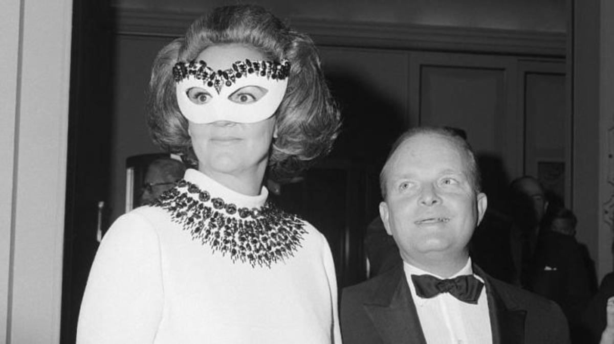 Truman Capote arrives at the Hotel Plaza Katherine Graham, the guest of honor of the Black & White Ball.